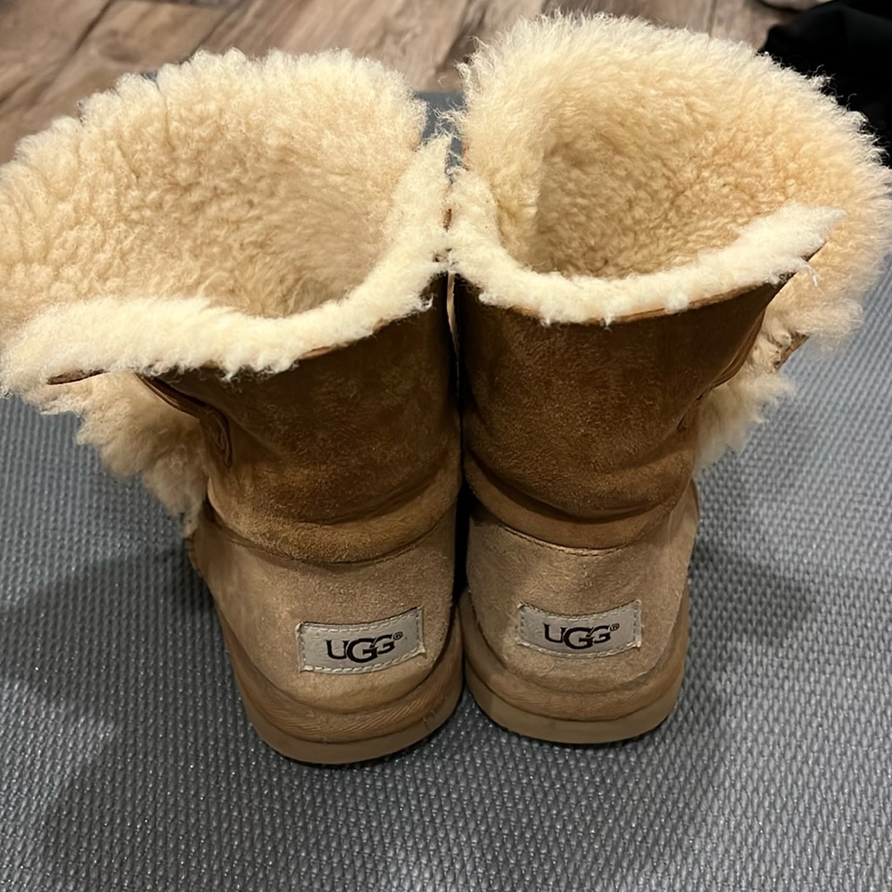 UGG bailey button boot. Size 4 in girls but fits like a 6 in womens